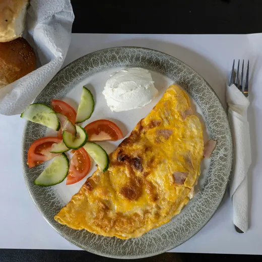 أومليت من Plus Caffe